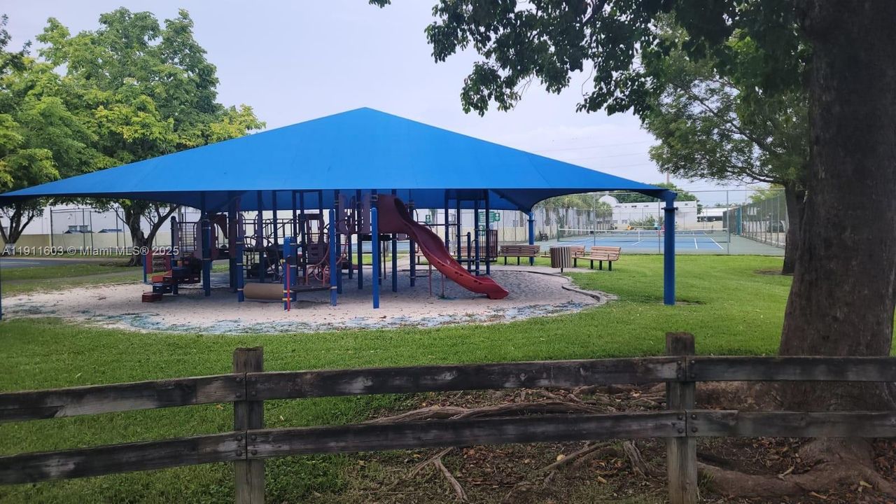 待售: $246,000 (2 贝兹, 2 浴室, 763 平方英尺)