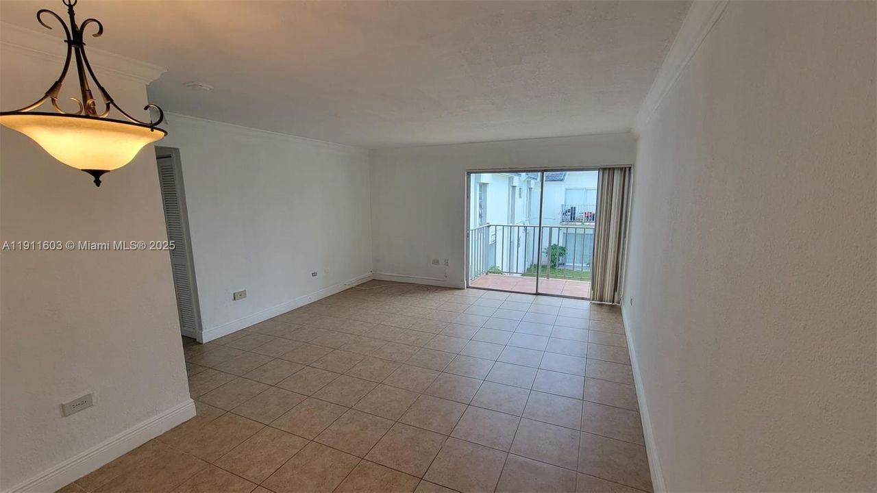 待售: $246,000 (2 贝兹, 2 浴室, 763 平方英尺)