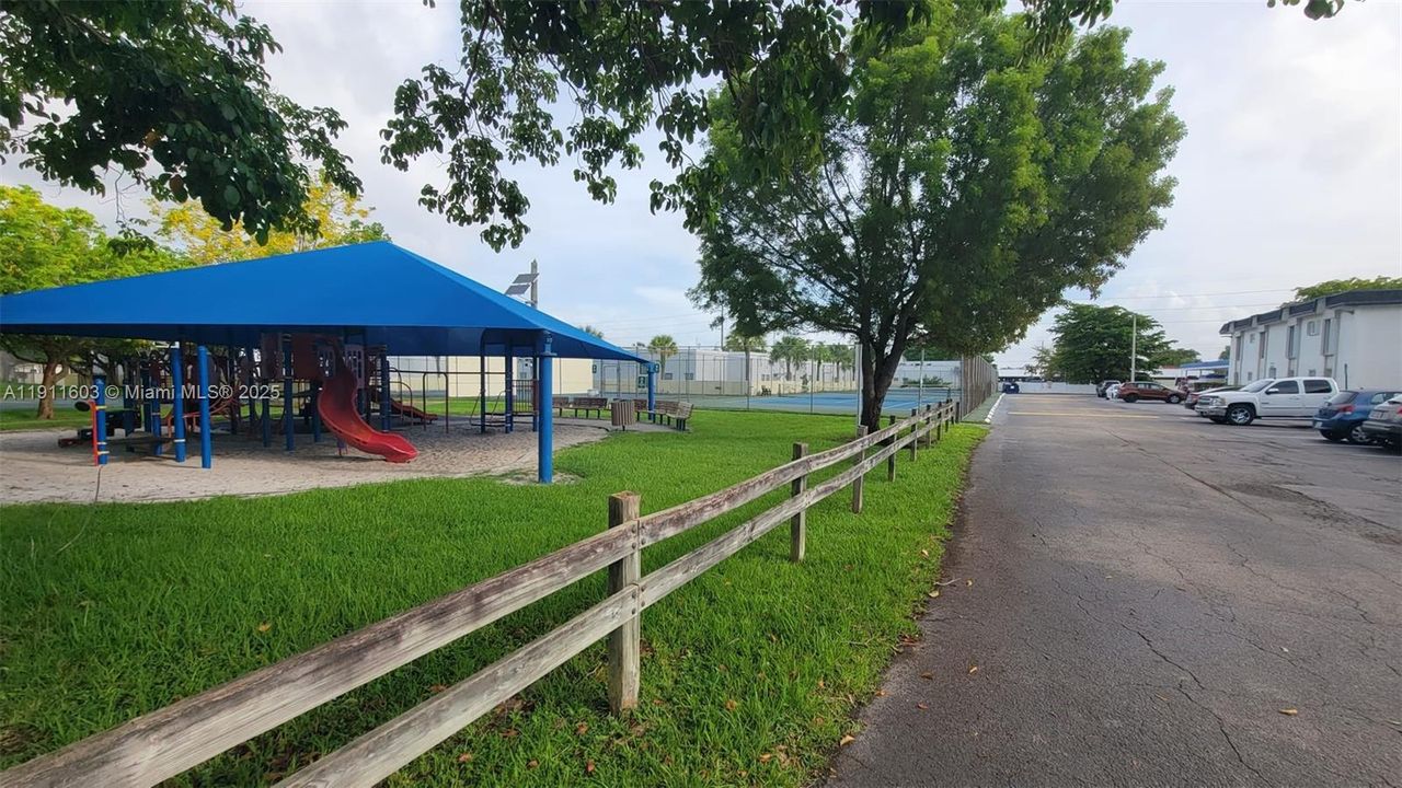 待售: $246,000 (2 贝兹, 2 浴室, 763 平方英尺)