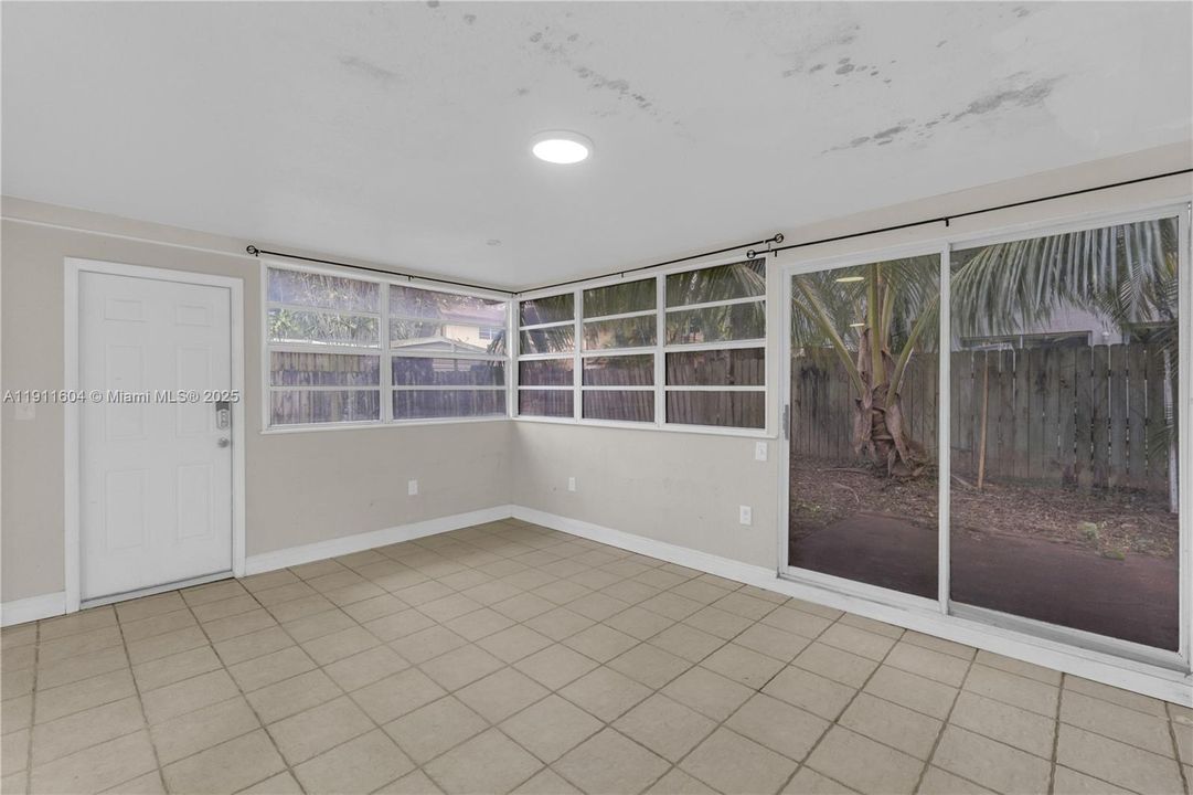 合同活跃: $405,000 (0 贝兹, 0 浴室, 1210 平方英尺)