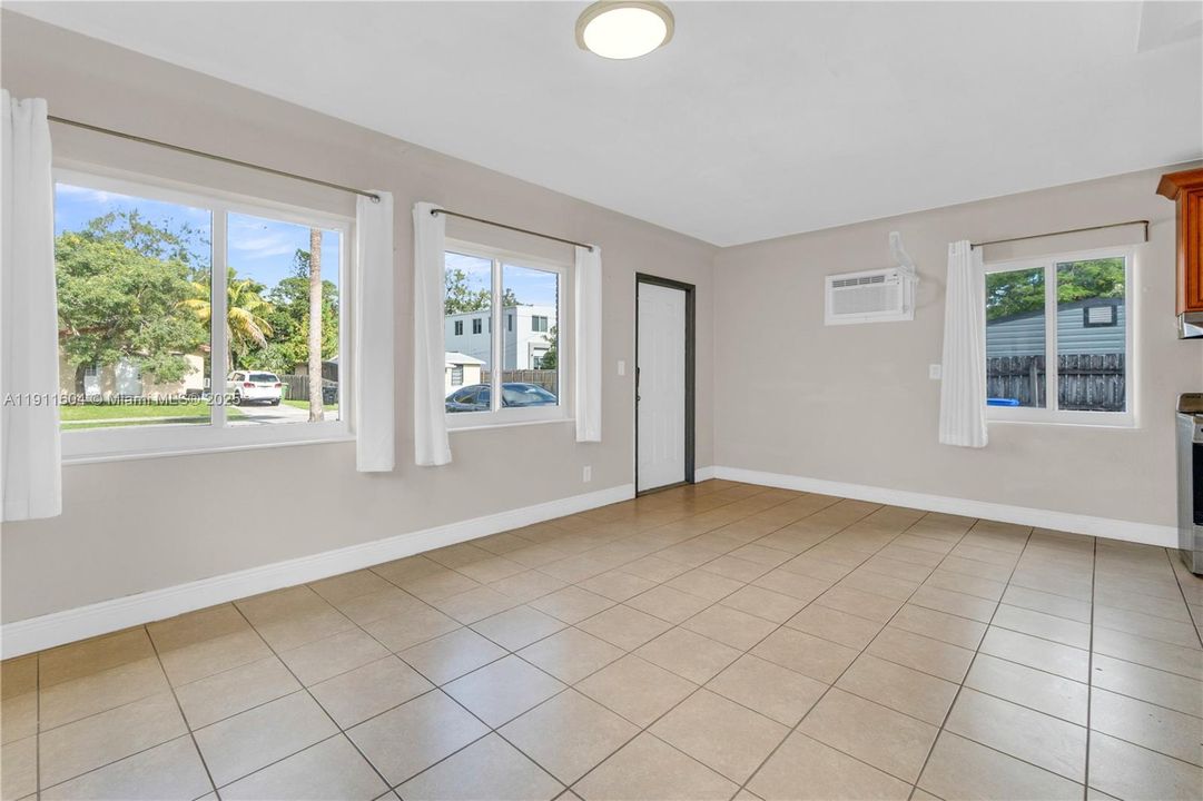 合同活跃: $405,000 (0 贝兹, 0 浴室, 1210 平方英尺)