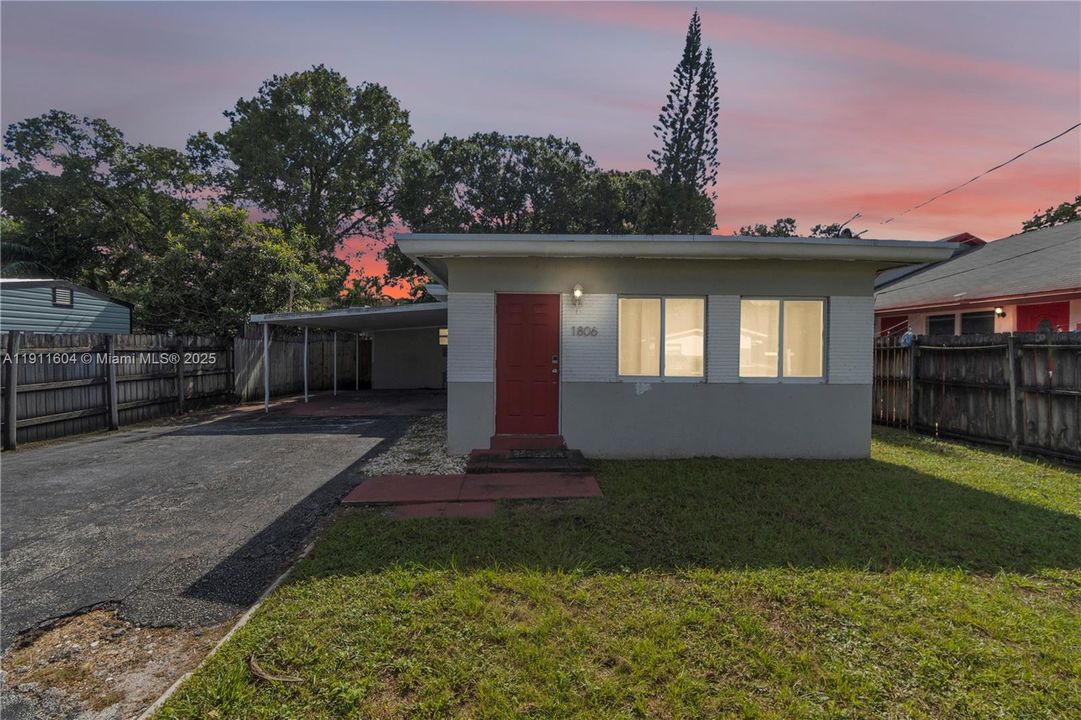 合同活跃: $405,000 (0 贝兹, 0 浴室, 1210 平方英尺)