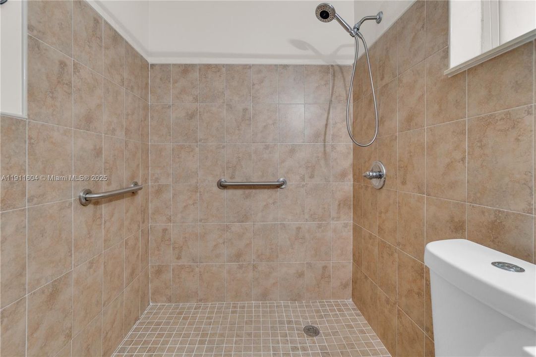 合同活跃: $405,000 (0 贝兹, 0 浴室, 1210 平方英尺)