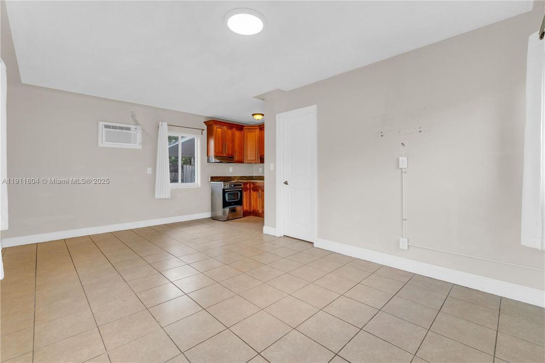 合同活跃: $405,000 (0 贝兹, 0 浴室, 1210 平方英尺)