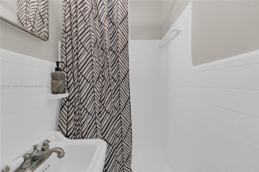 合同活跃: $405,000 (0 贝兹, 0 浴室, 1210 平方英尺)