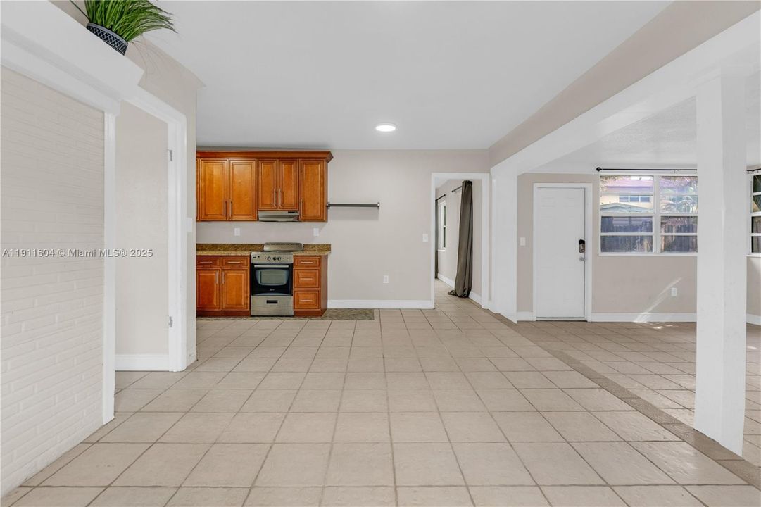 合同活跃: $405,000 (0 贝兹, 0 浴室, 1210 平方英尺)