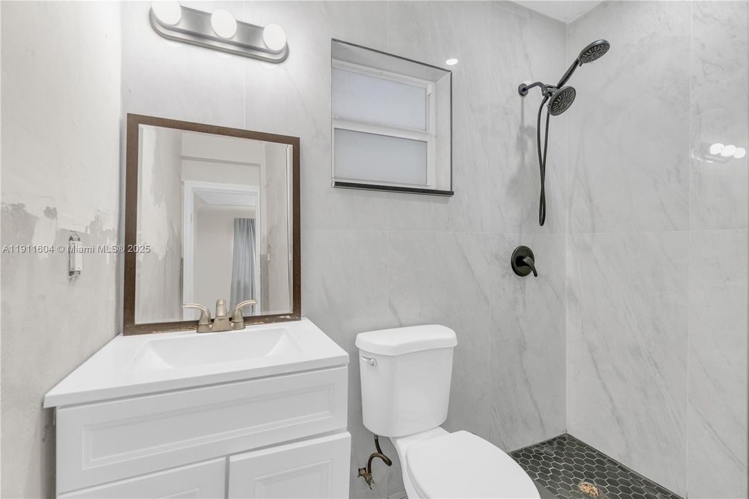 合同活跃: $405,000 (0 贝兹, 0 浴室, 1210 平方英尺)