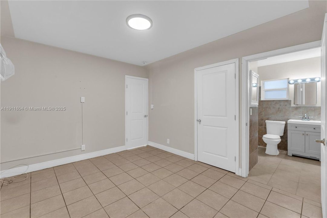 合同活跃: $405,000 (0 贝兹, 0 浴室, 1210 平方英尺)