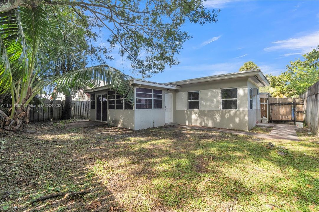 合同活跃: $405,000 (0 贝兹, 0 浴室, 1210 平方英尺)