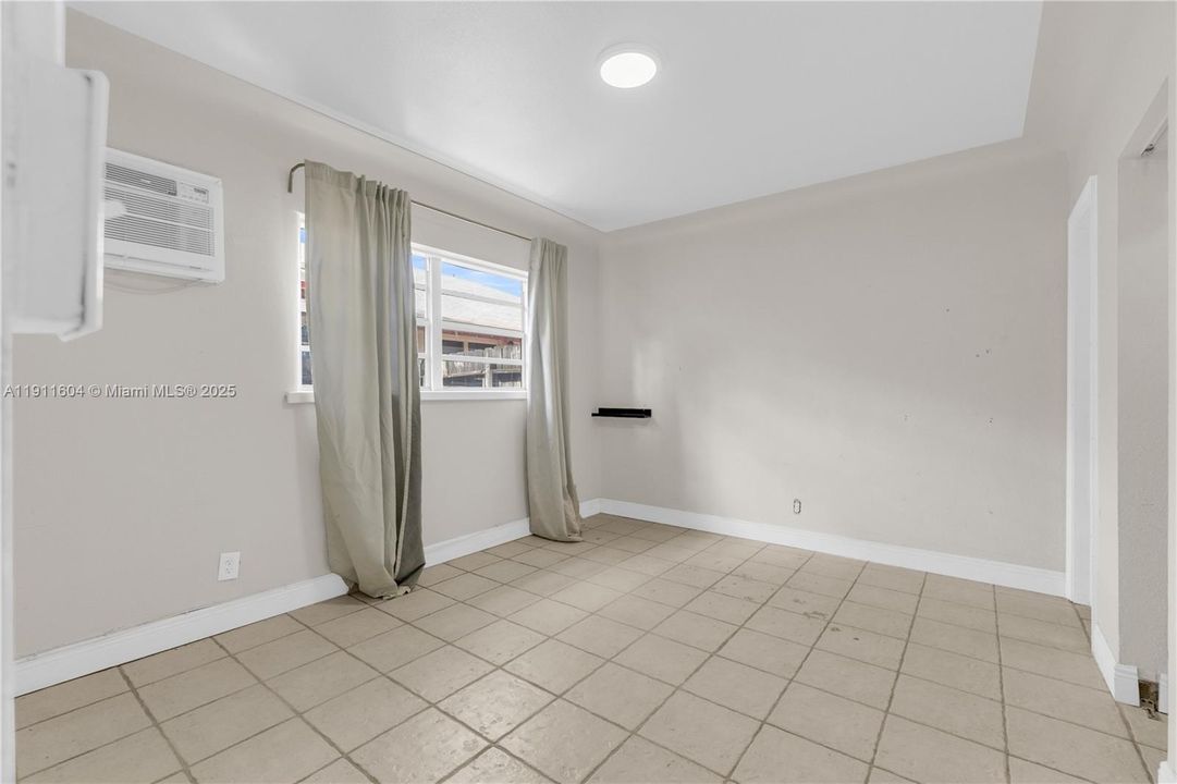 合同活跃: $405,000 (0 贝兹, 0 浴室, 1210 平方英尺)