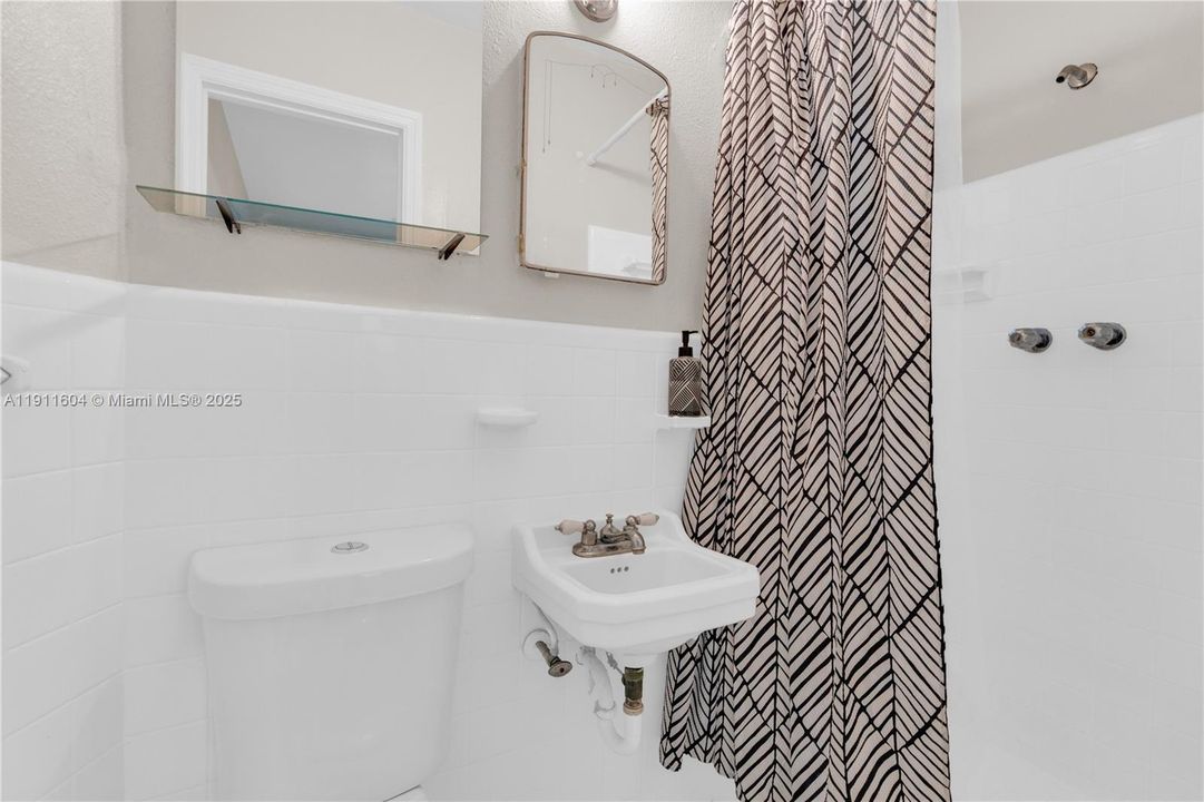 合同活跃: $405,000 (0 贝兹, 0 浴室, 1210 平方英尺)