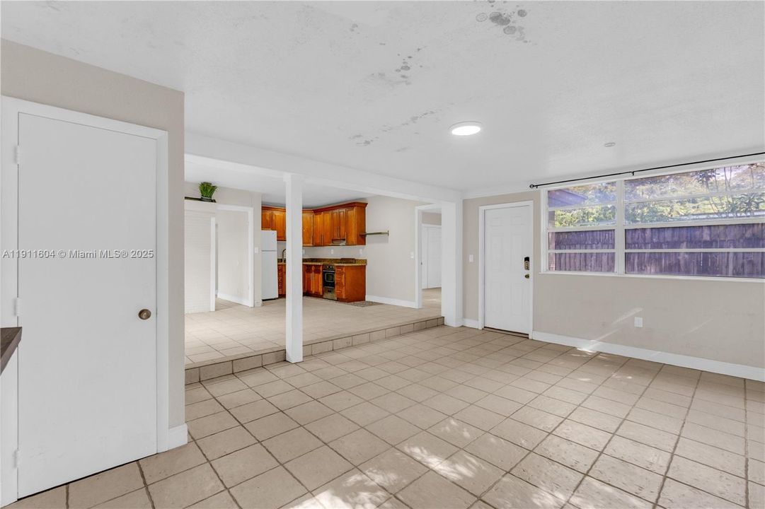 合同活跃: $405,000 (0 贝兹, 0 浴室, 1210 平方英尺)