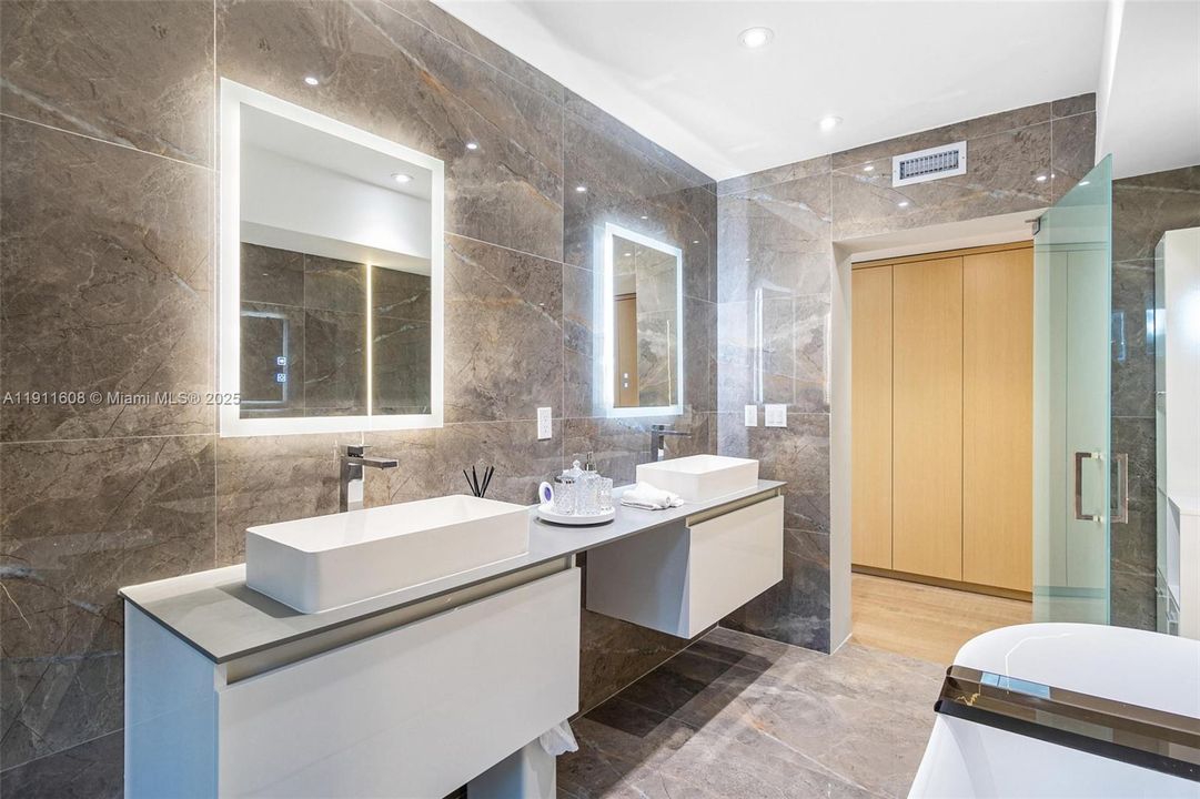 待售: $1,850,000 (3 贝兹, 3 浴室, 2400 平方英尺)