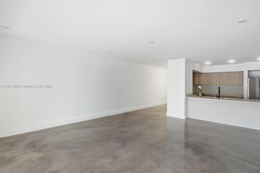 В аренду: $3,700 (3 спален, 2 ванн, 1275 Квадратных фут)