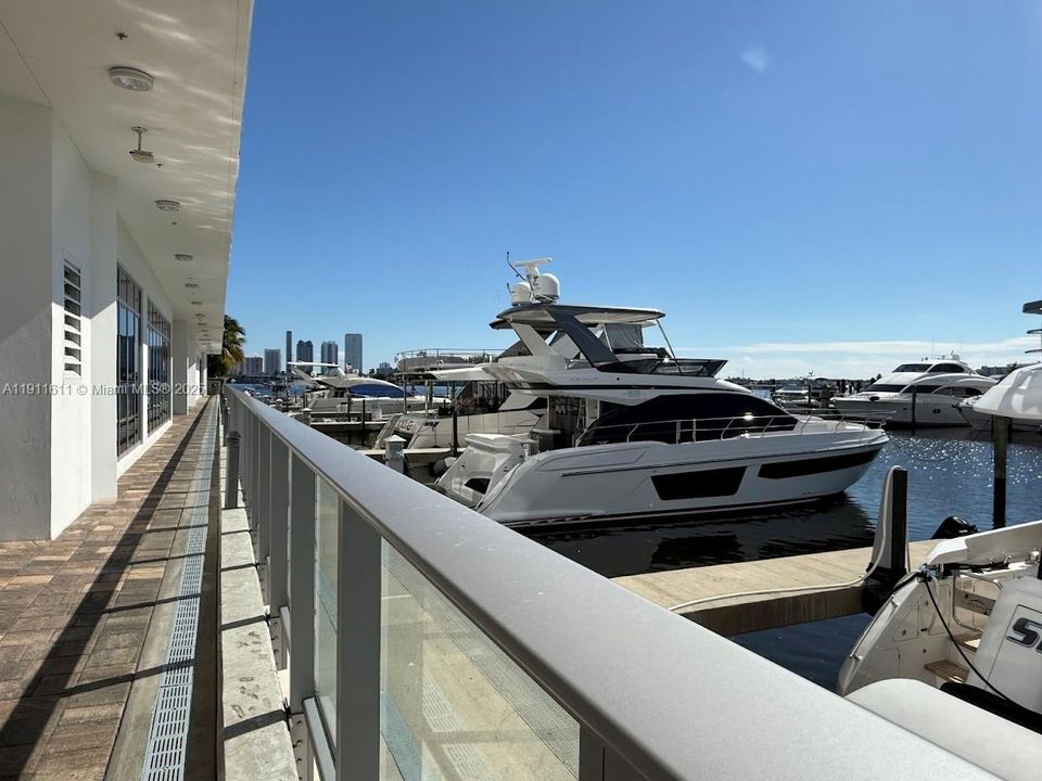 En Venta: $1,899,000 (3 camas, 3 baños, 2390 Pies cuadrados)