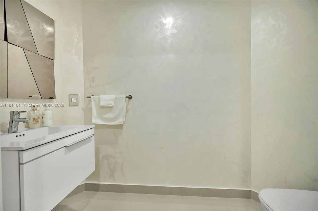 En Venta: $1,899,000 (3 camas, 3 baños, 2390 Pies cuadrados)