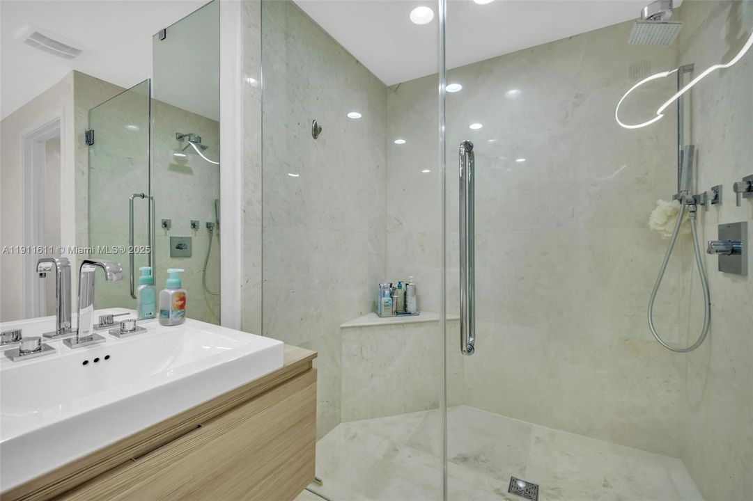 En Venta: $1,899,000 (3 camas, 3 baños, 2390 Pies cuadrados)