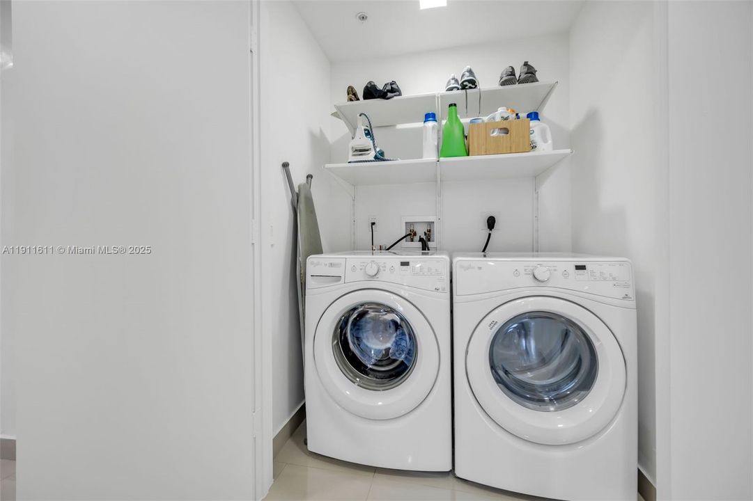 En Venta: $1,899,000 (3 camas, 3 baños, 2390 Pies cuadrados)