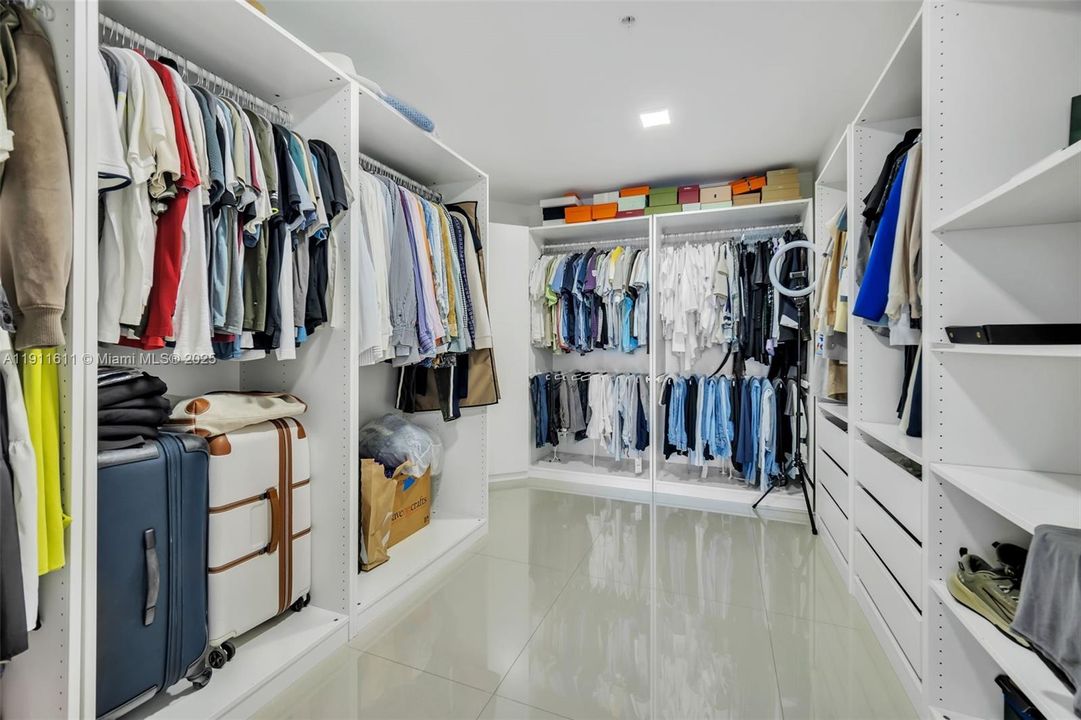 En Venta: $1,899,000 (3 camas, 3 baños, 2390 Pies cuadrados)