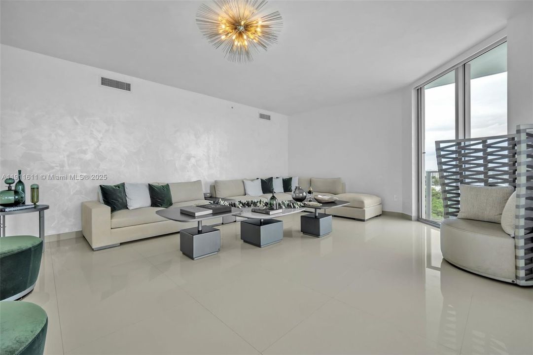 En Venta: $1,899,000 (3 camas, 3 baños, 2390 Pies cuadrados)