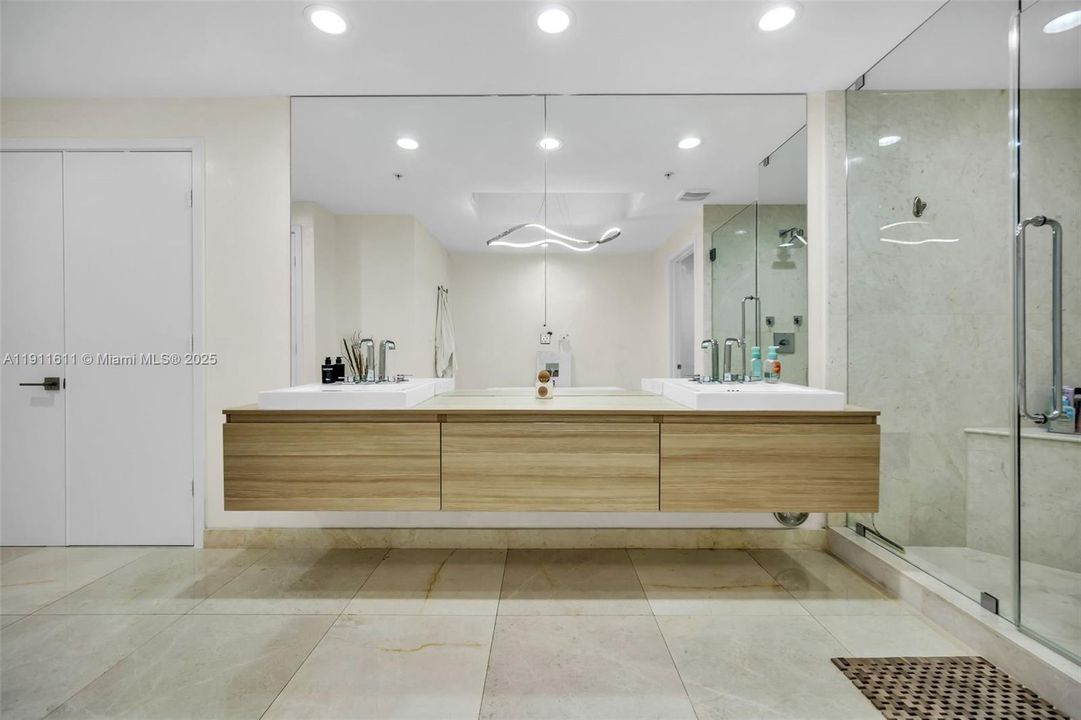 En Venta: $1,899,000 (3 camas, 3 baños, 2390 Pies cuadrados)