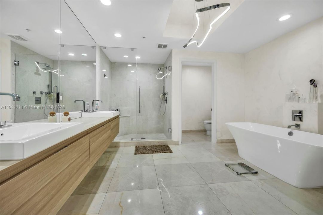 En Venta: $1,899,000 (3 camas, 3 baños, 2390 Pies cuadrados)