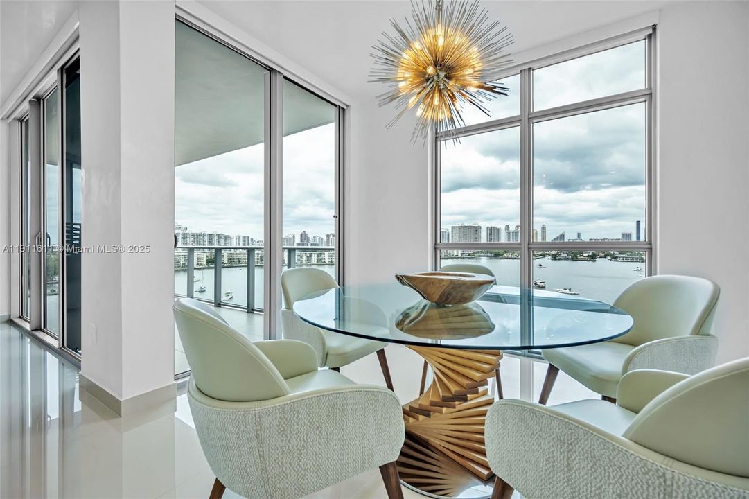 En Venta: $1,899,000 (3 camas, 3 baños, 2390 Pies cuadrados)