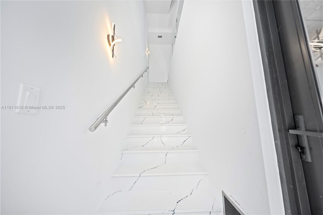 For Sale: $990,000 (3 beds, 3 baths, 1552 Square Feet)