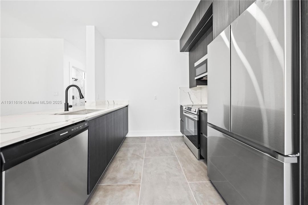 For Sale: $990,000 (3 beds, 3 baths, 1552 Square Feet)