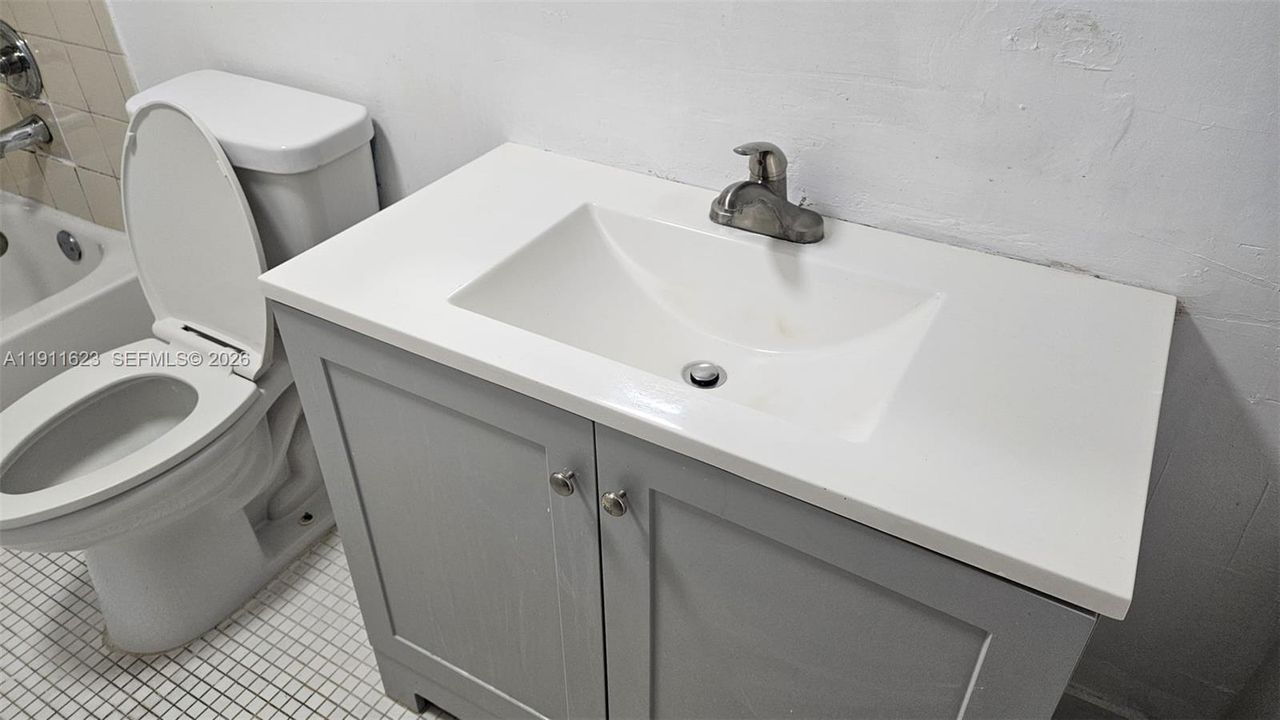 Под контрактом: $1,390 (1 спален, 1 ванн, 840 Квадратных фут)