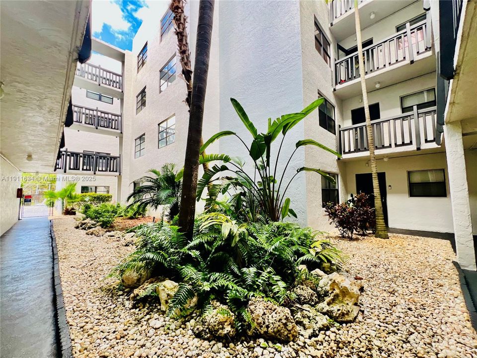 For Rent: $2,050 (2 beds, 2 baths, 1210 Square Feet)