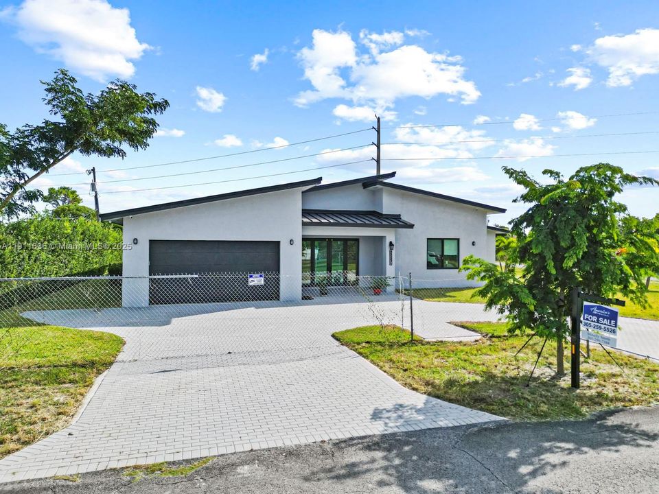 For Sale: $1,150,000 (4 beds, 4 baths, 2600 Square Feet)