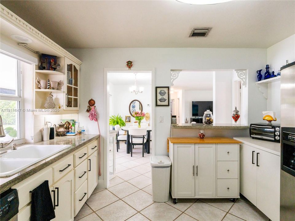 待售: $699,000 (4 贝兹, 3 浴室, 1346 平方英尺)