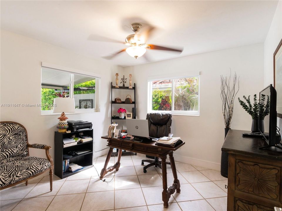 待售: $699,000 (4 贝兹, 3 浴室, 1346 平方英尺)