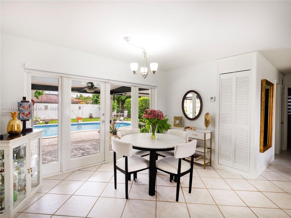 待售: $699,000 (4 贝兹, 3 浴室, 1346 平方英尺)