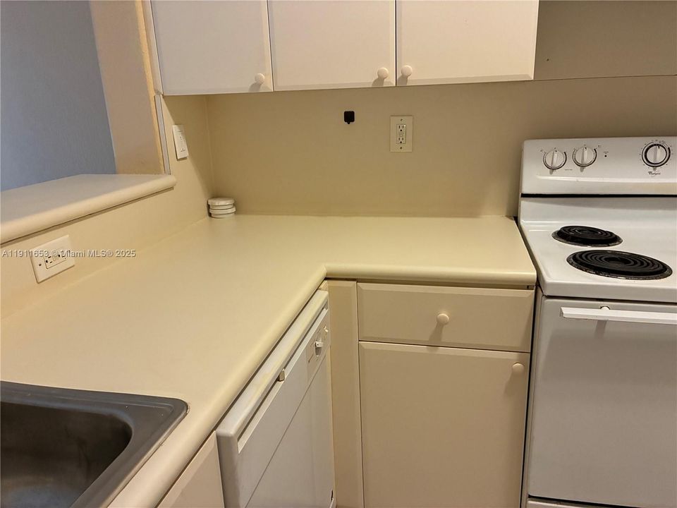 Activo con contrato: $1,650 (2 camas, 2 baños, 914 Pies cuadrados)