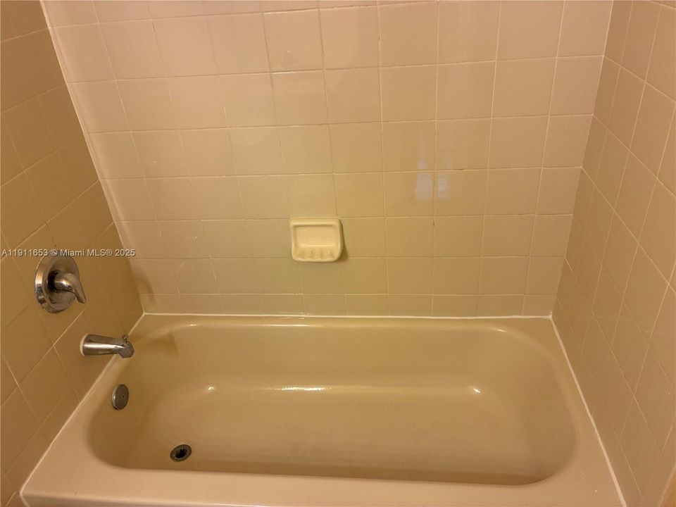 Activo con contrato: $1,650 (2 camas, 2 baños, 914 Pies cuadrados)