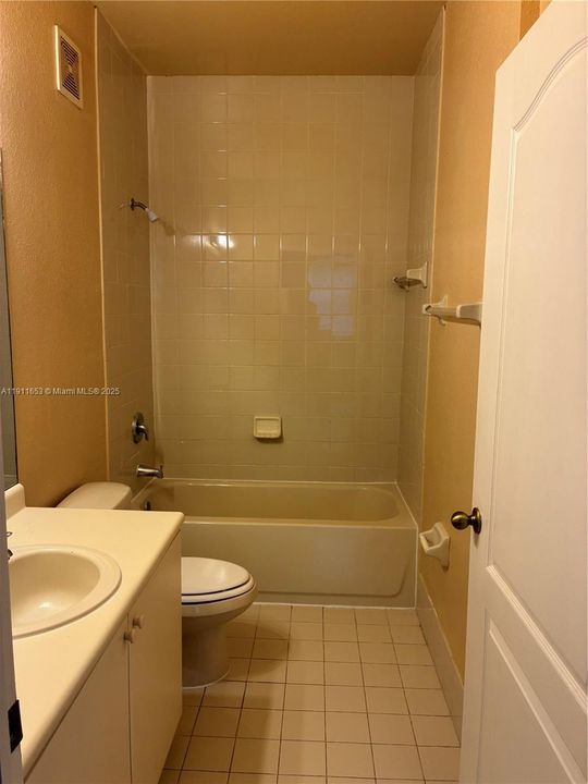 Activo con contrato: $1,650 (2 camas, 2 baños, 914 Pies cuadrados)