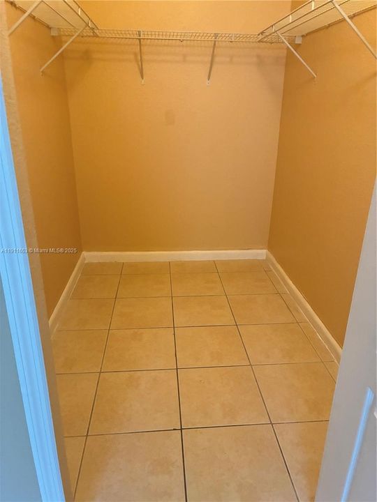 Activo con contrato: $1,650 (2 camas, 2 baños, 914 Pies cuadrados)