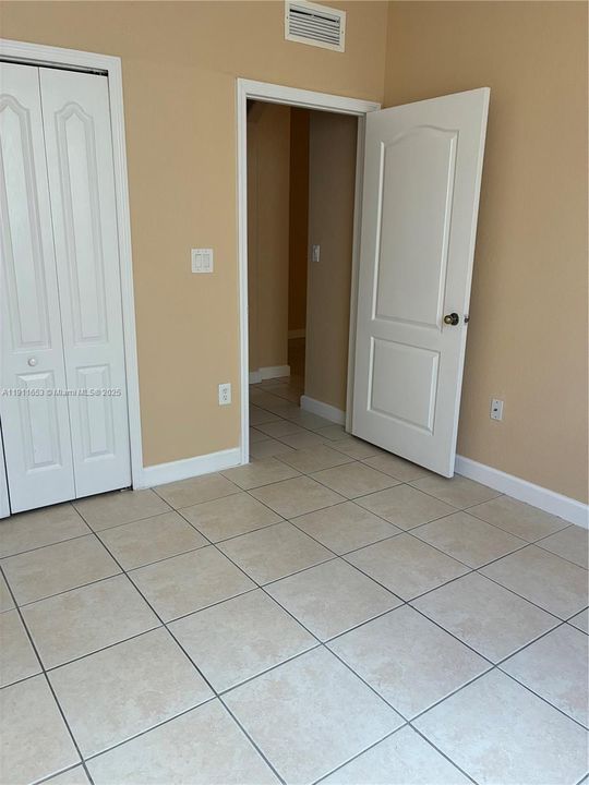 Activo con contrato: $1,650 (2 camas, 2 baños, 914 Pies cuadrados)