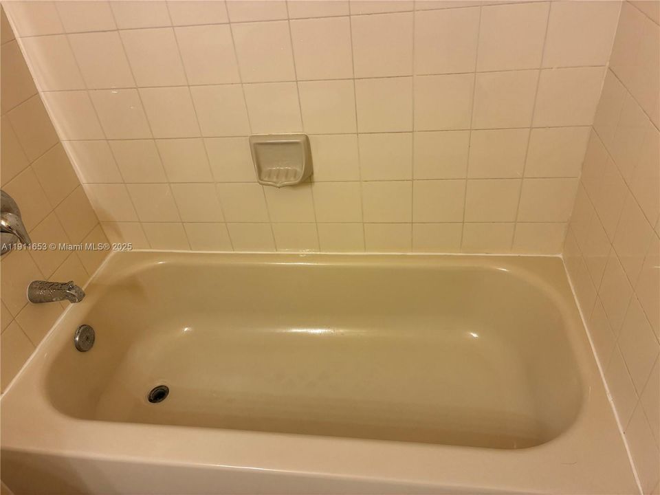 Activo con contrato: $1,650 (2 camas, 2 baños, 914 Pies cuadrados)