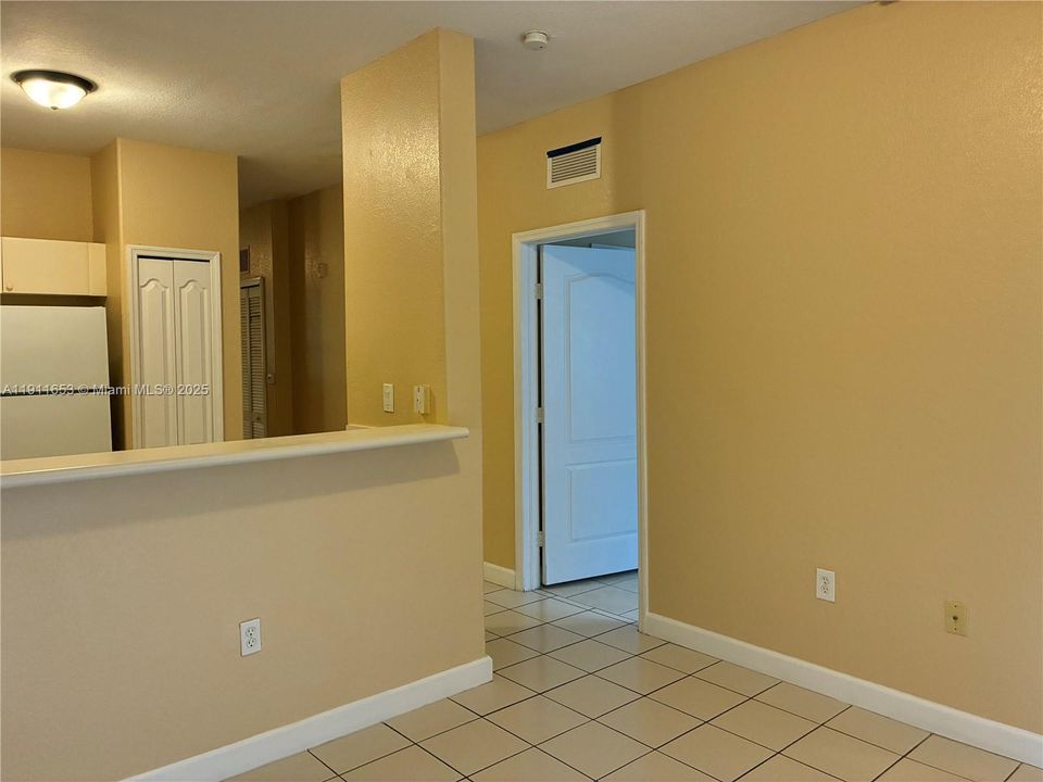 Activo con contrato: $1,650 (2 camas, 2 baños, 914 Pies cuadrados)