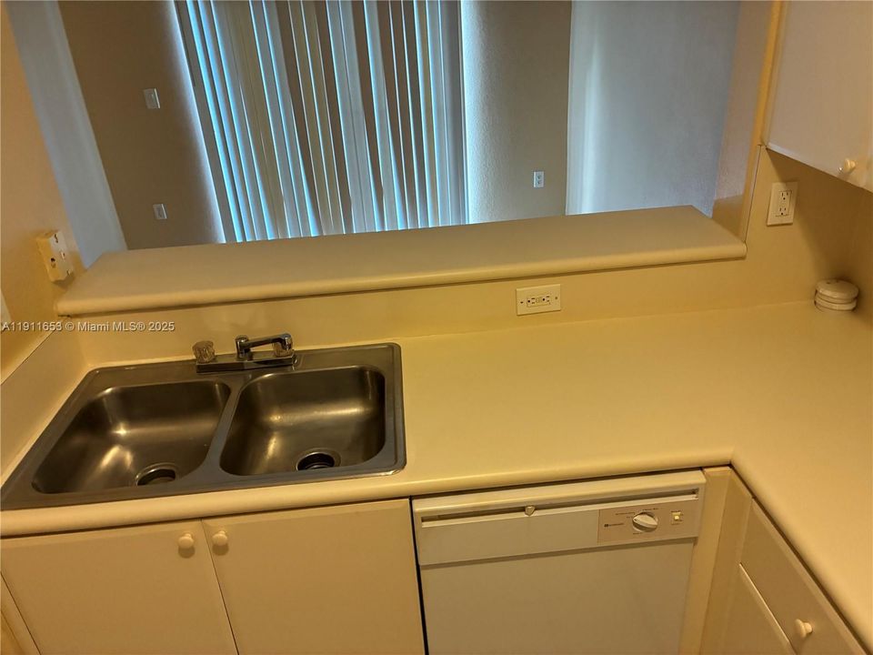 Activo con contrato: $1,650 (2 camas, 2 baños, 914 Pies cuadrados)