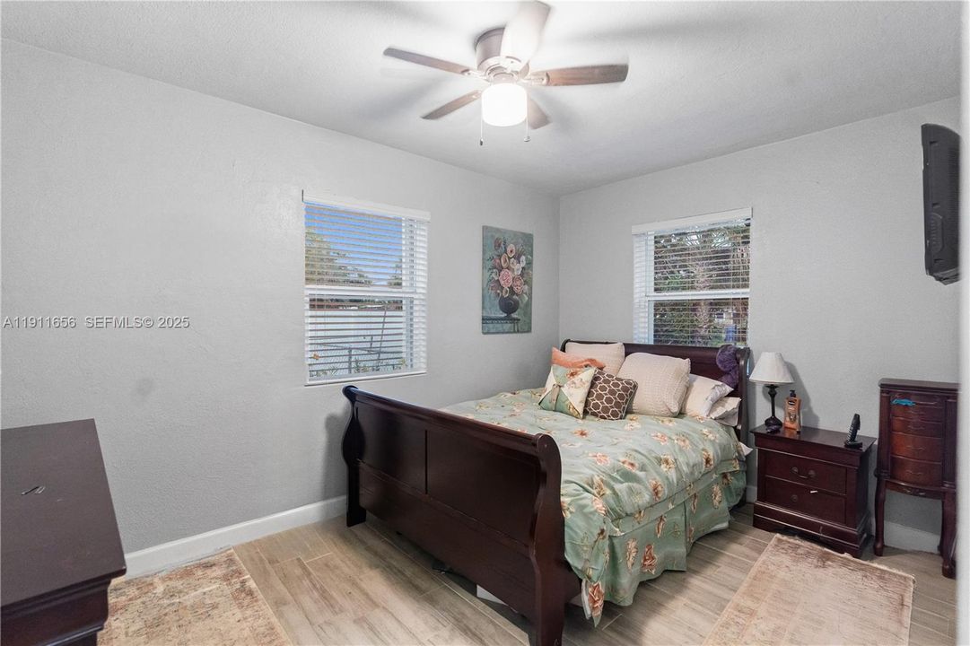 Под контрактом: $365,000 (3 спален, 1 ванн, 936 Квадратных фут)