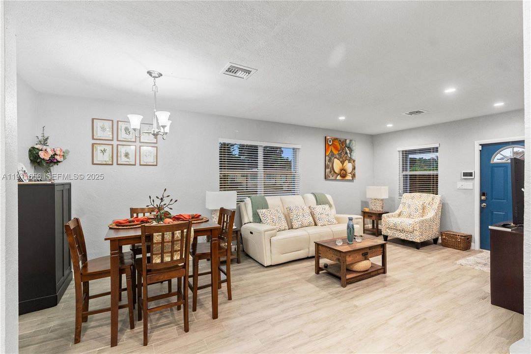 Под контрактом: $365,000 (3 спален, 1 ванн, 936 Квадратных фут)