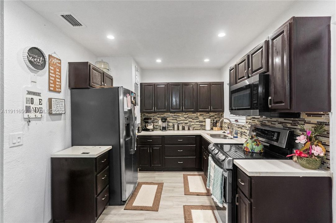 Под контрактом: $365,000 (3 спален, 1 ванн, 936 Квадратных фут)