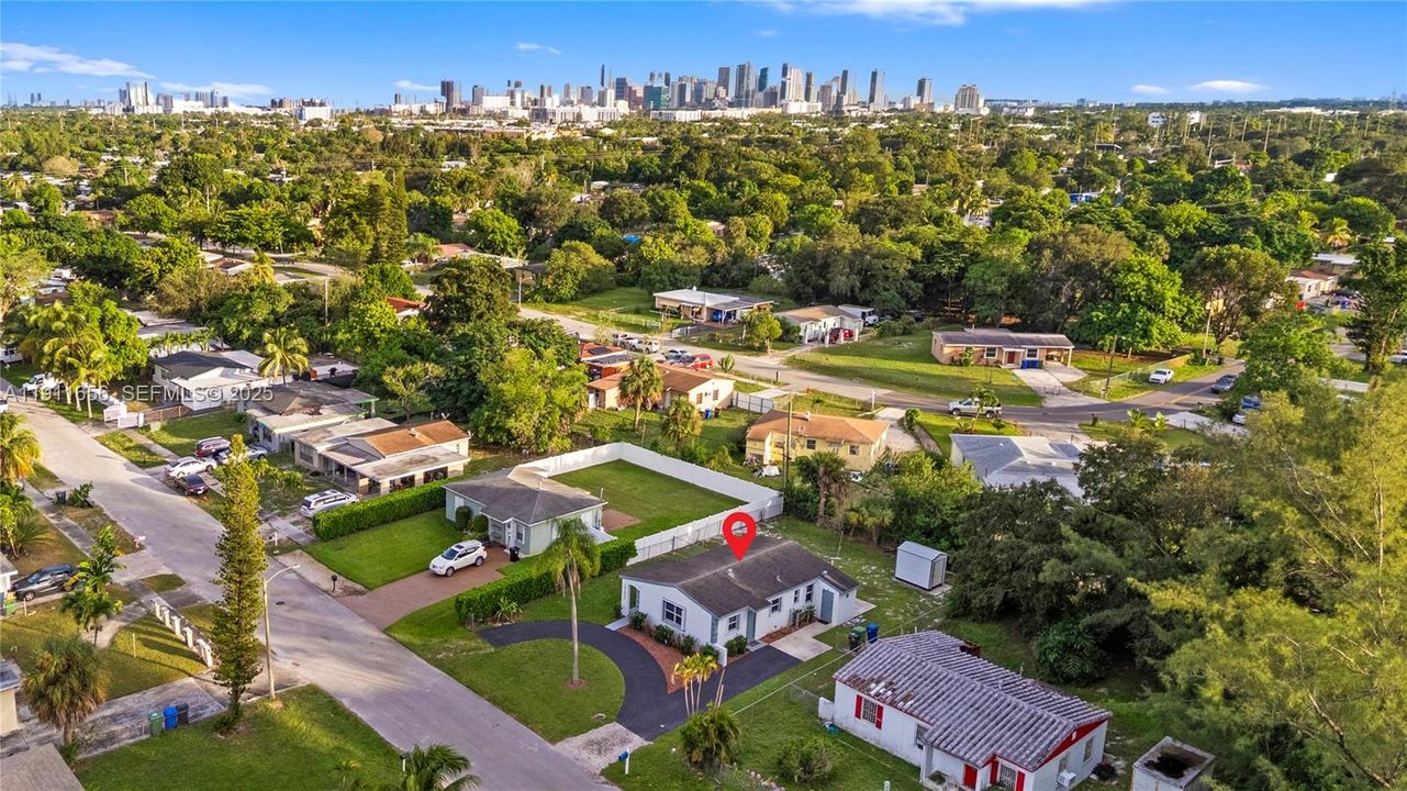 Под контрактом: $365,000 (3 спален, 1 ванн, 936 Квадратных фут)