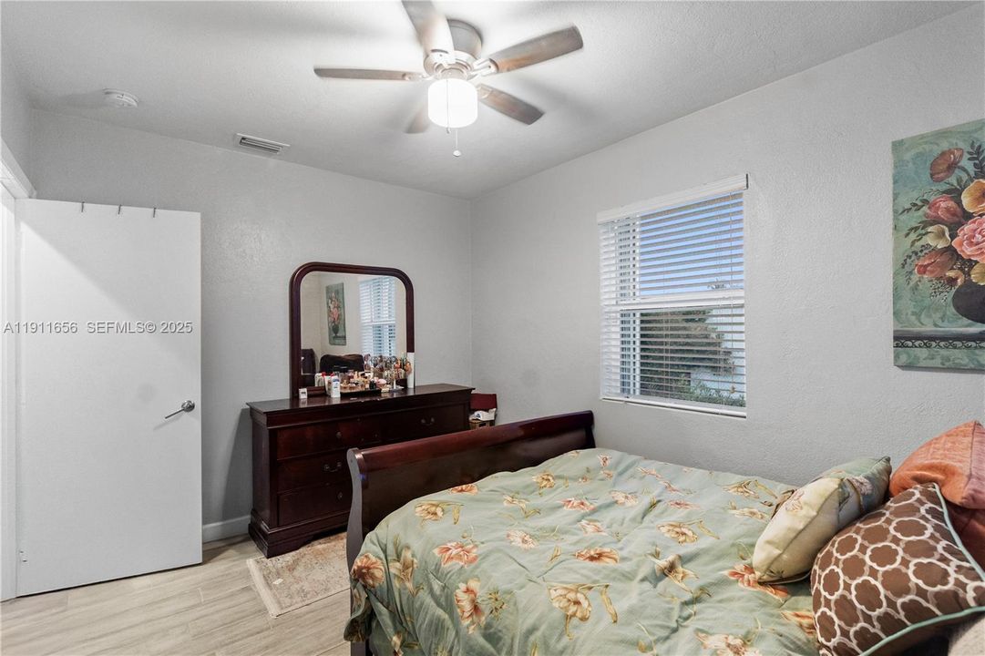 Под контрактом: $365,000 (3 спален, 1 ванн, 936 Квадратных фут)