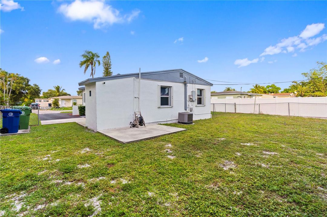 Под контрактом: $365,000 (3 спален, 1 ванн, 936 Квадратных фут)