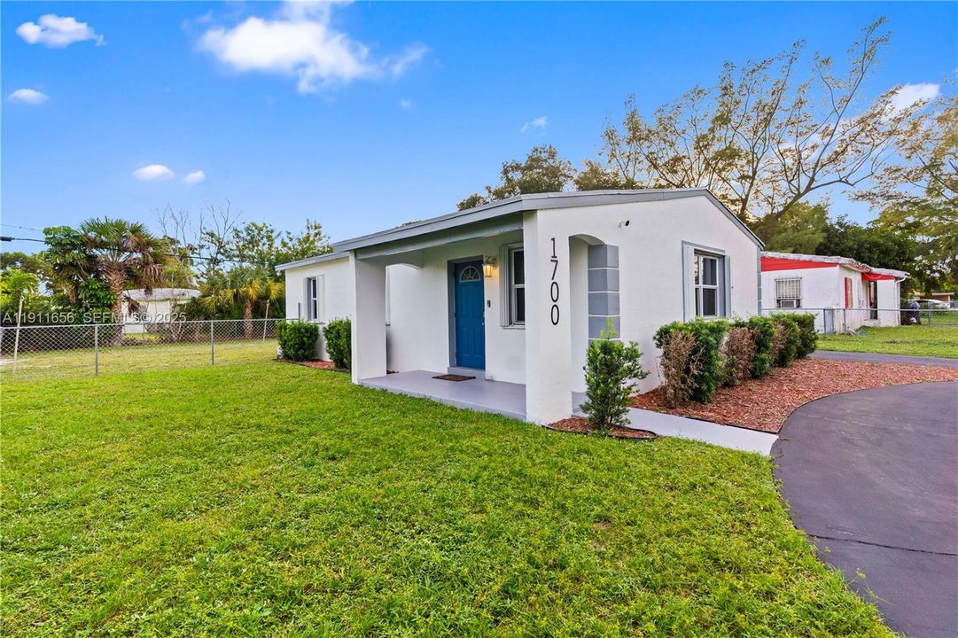 Под контрактом: $365,000 (3 спален, 1 ванн, 936 Квадратных фут)